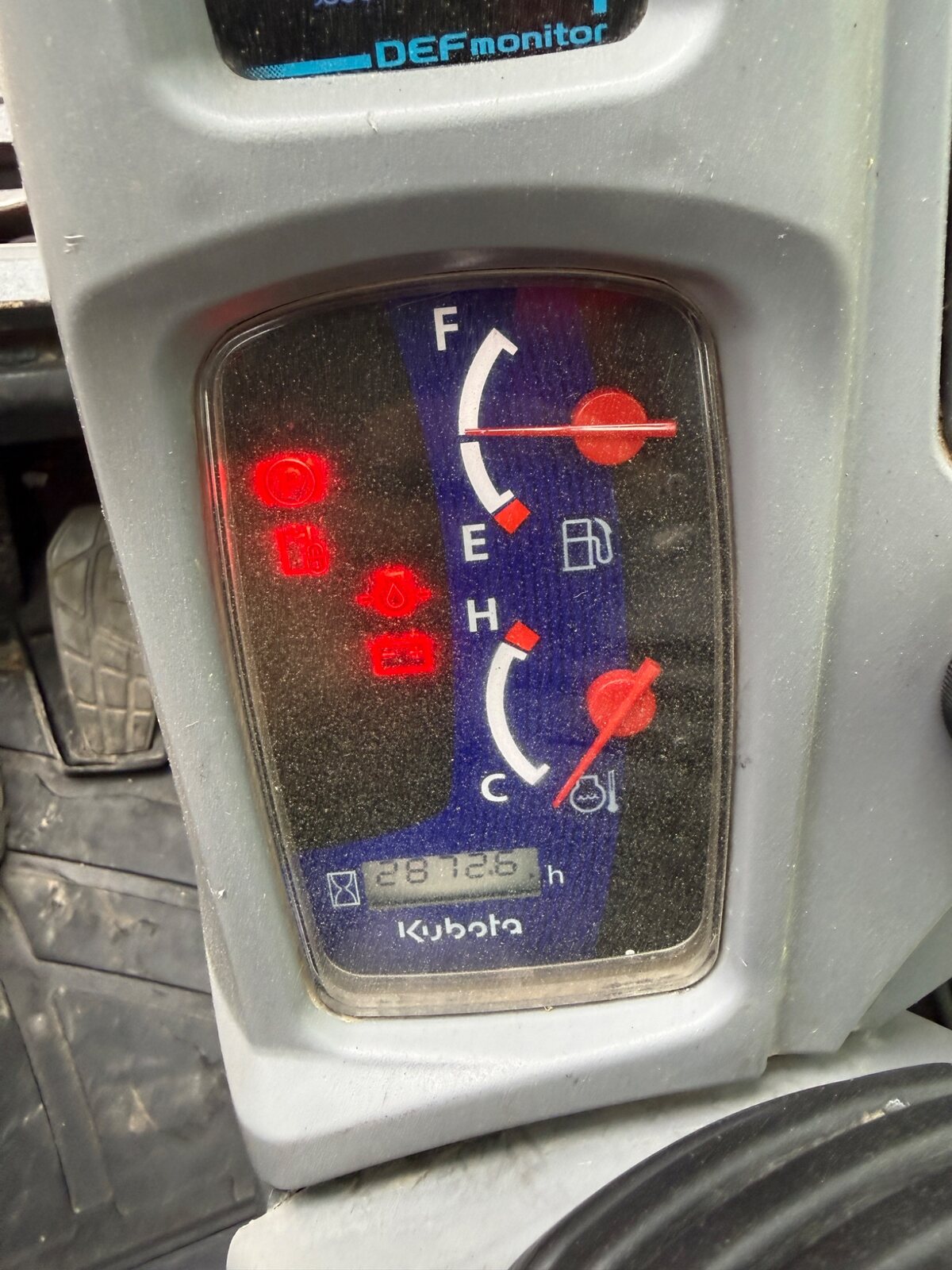 Kubota SVL97-2 hour meter and machine gauges