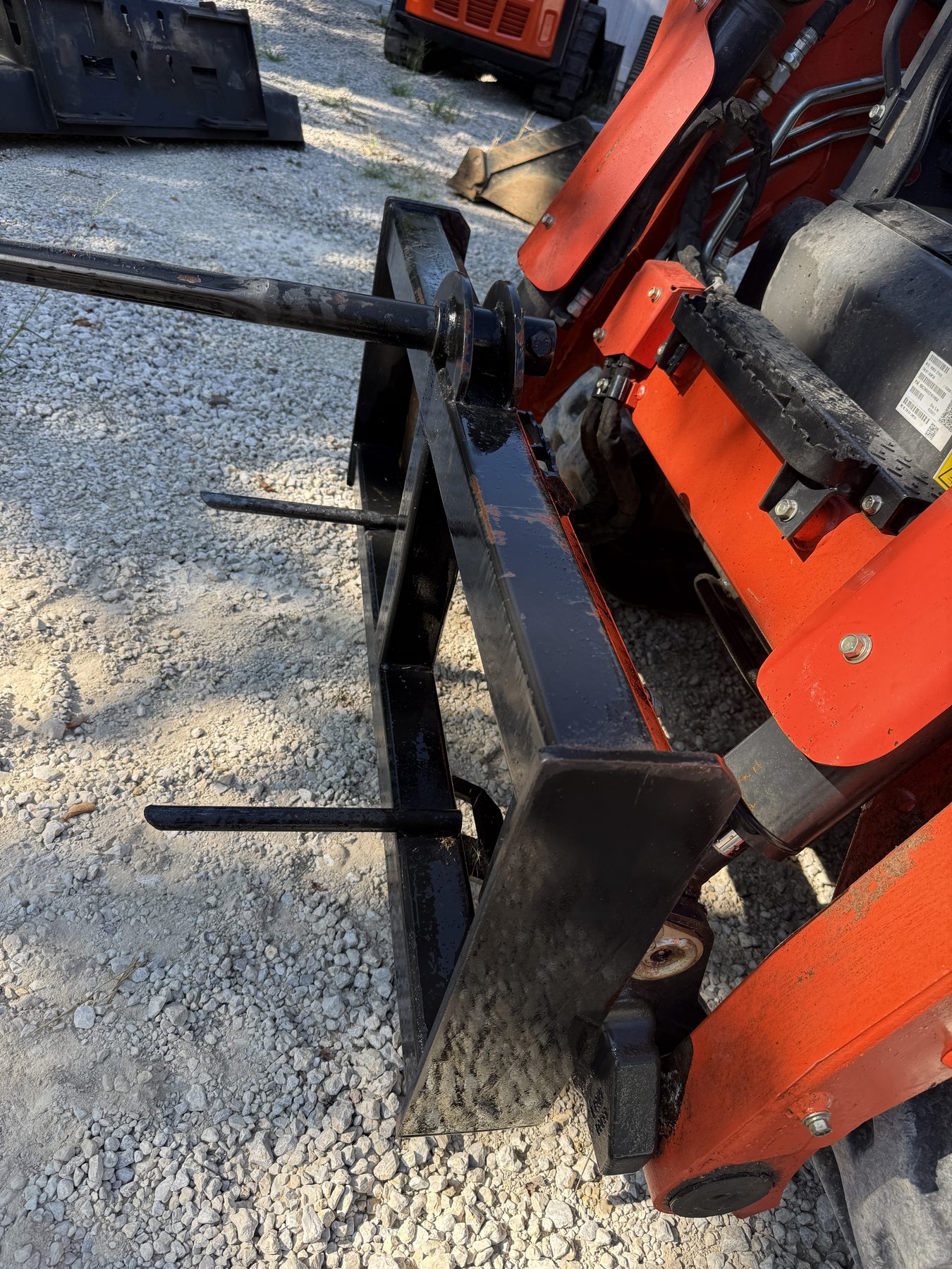 Bale spear quick-attach carriage detail